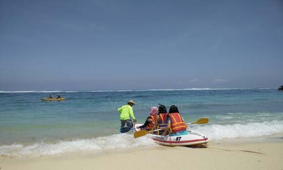 Aktivitas Naik Kano Di Pantai Pandawa Bali