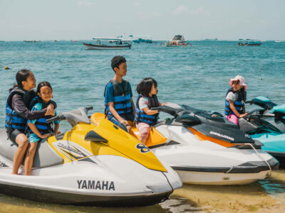 Keluarga bersenang-senang dengan jet ski di Bali, sempurna untuk pengunjung dari segala usia yang tidak bisa berenang.