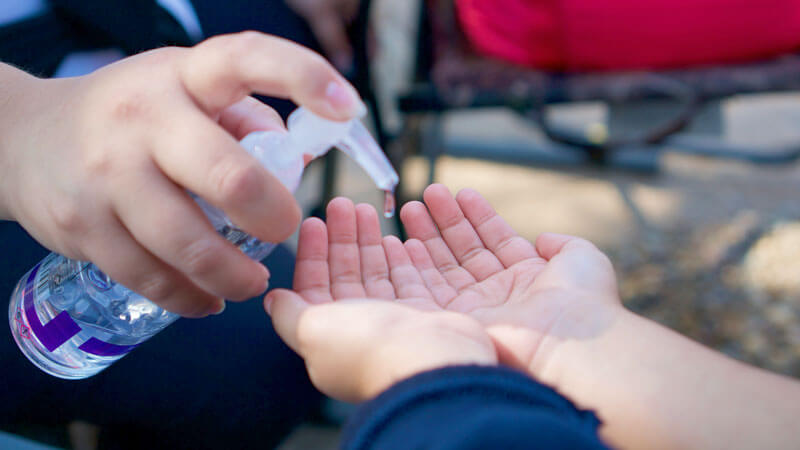 Menggunakan hand sanitizer untuk kebersihan tangan anak