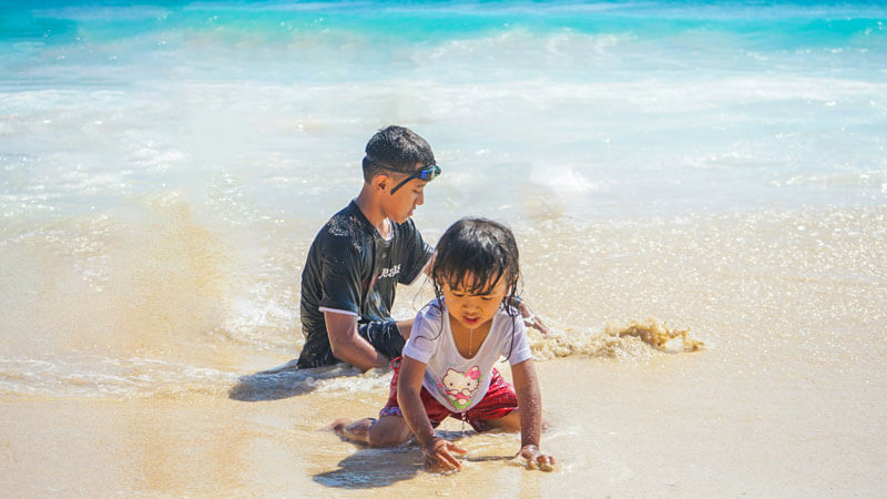 Keluarga bermain di pantai Bali yang ramah anak