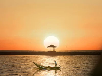 Sunrise menakjubkan di Pantai Sanur dengan perahu nelayan dan gazebo Bali