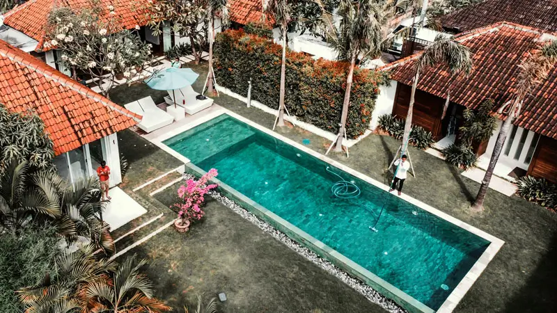 Resor keluarga di Sanur dengan kolam renang besar, dan pemandangan taman tropis