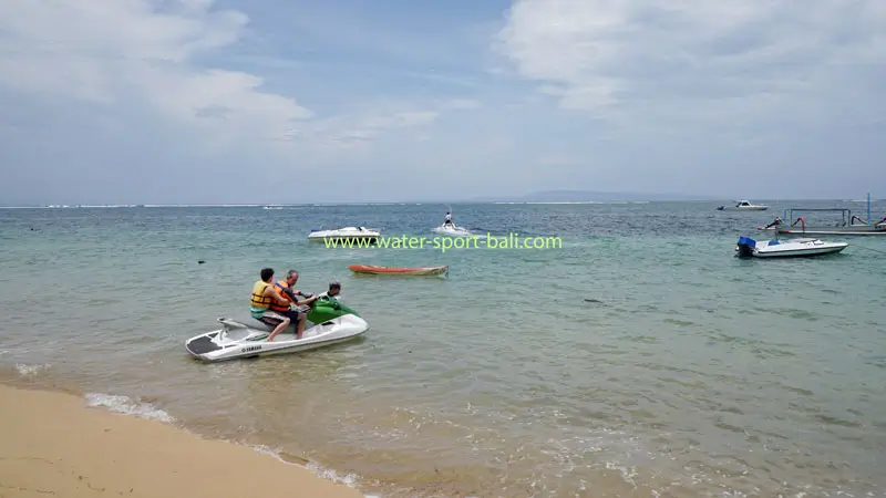 Aktivitas jet ski di Pantai Sanur, Bali dengan latar belakang laut biru dan keamanan maksimal untuk keluarga