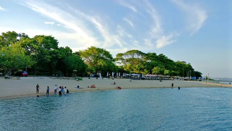 Pantai Sanur yang tenang dengan pengunjung menikmati waktu santai