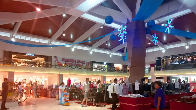 Interior Mall Bali Galleria yang ramai