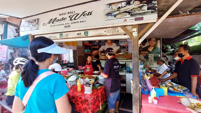 Wisatawan menikmati hidangan lokal di Warung Nasi Campur Men Weti, Sanur, Bali