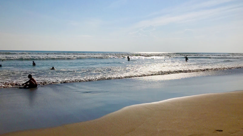 Cuaca cerah di tepi Pantai