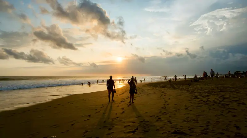 Matahari terbenam di Pantai Batu Belig