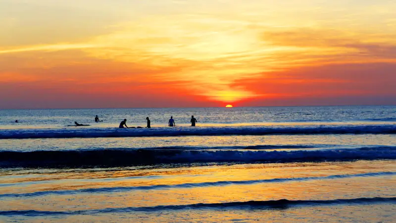 Surfing di Pantai Batu Belig