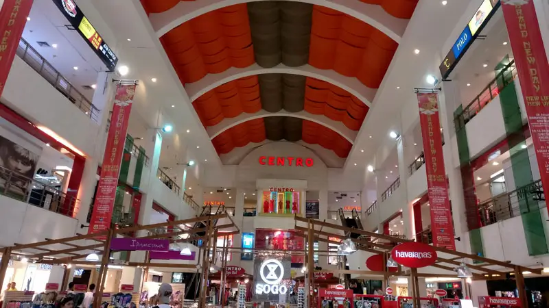 Pemandangan atrium Discovery Shopping Mall di Kuta,  salah satu dari 10 tempat belanja favorit di Bali