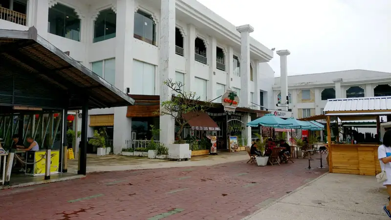 Pintu masuk utama Discovery Shopping Mall di Kuta