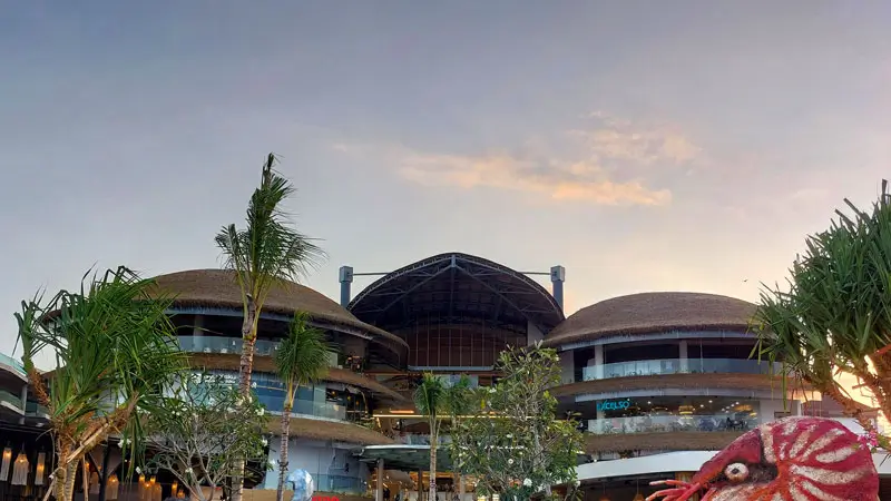 Pemandangan ICON Bali Mall dari Pantai Sanur, salah satu 10 tempat belanja favorit di Bali