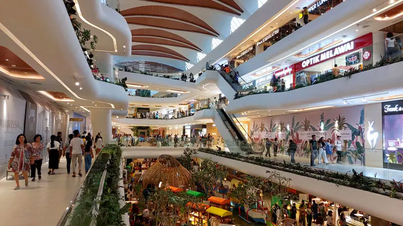 Interior ICON Bali Mall yang luas dan modern, bintang baru di dunia perbelanjaan Sanur.