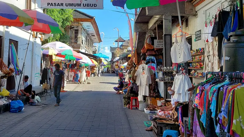 Pemandangan semarak di Pasar Seni Ubud, salah satu dari 10 tempat belanja favorit di Bali