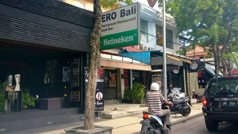 Pertokoan dan restoran di sepanjang Jalan Legian