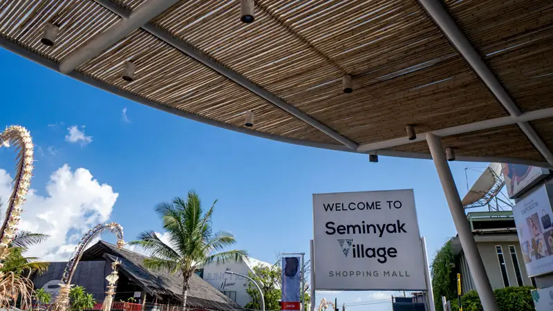 Pintu masuk Seminyak Village Mall, salah satu dari 10 tempat belanja favorit di Bali