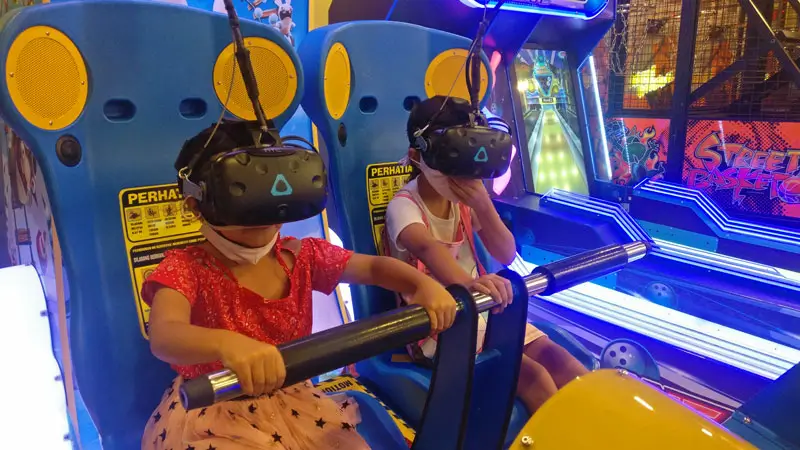 Anak-anak menikmati permainan virtual reality di The Mall Bali Galeria, salah satu dari 10 tempat belanja terbaik di Bali.