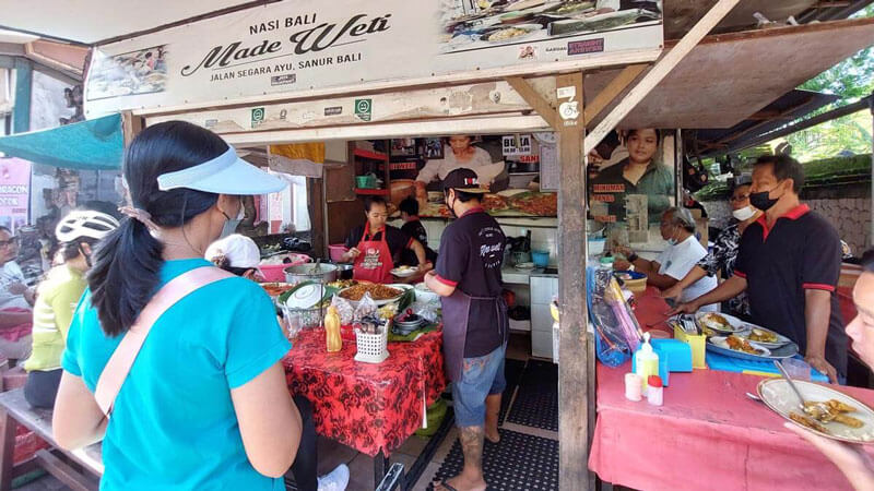 Warung lokal Bali dengan sajian otentik seperti nasi campur.