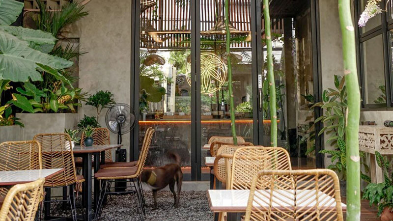 Tempat duduk teras di The Jardin Cafe di Seminyak, Bali