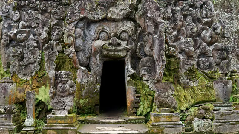 Goa Gajah di Ubud, situs arkeologi bersejarah dengan ukiran kuno