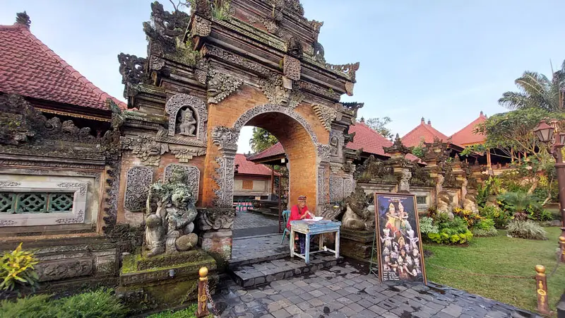 Istana Kerajaan Ubud, keindahan arsitektur Bali di Ubud, destinasi ramah anak dan keluarga.