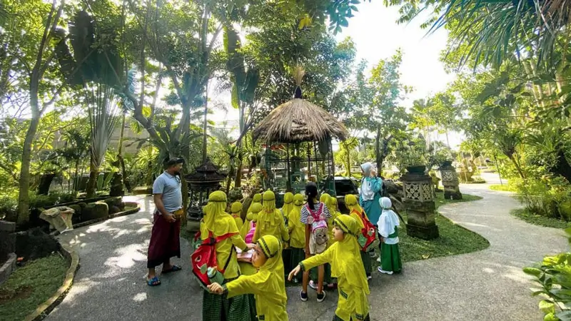 Anak-anak belajar tentang kupu-kupu di Kemenuh Butterfly Park