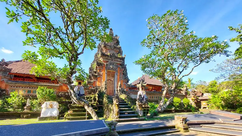 Pura Taman Saraswati di Ubud, pura cantik dengan arsitektur tradisional Bali, destinasi ramah anak dan keluarga.