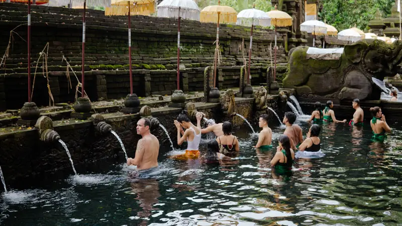 Wisatawan berpartisipasi dalam ritual penyucian di Pura Tirta Empul