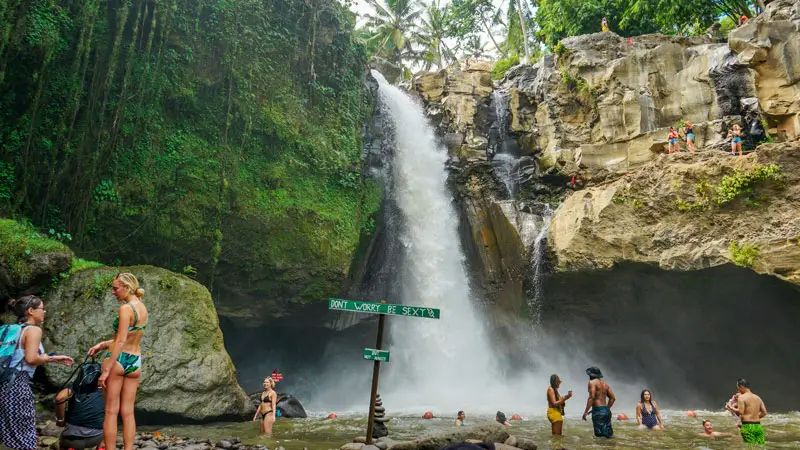 Wisatawan menikmati keindahan Air Terjun Tegenungan di Ubud.