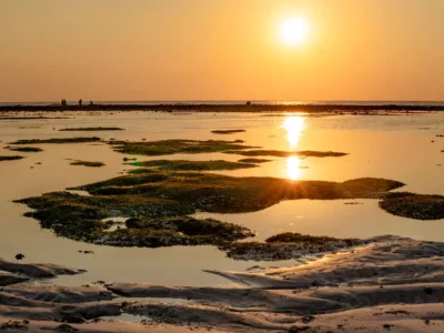 Pantai berpasir putih dan matahari terbenam di Gili Trawangan