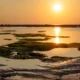 Pantai berpasir putih dan matahari terbenam di Gili Trawangan