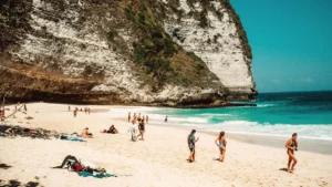 Pemandangan indah pantai Kelingking Nusa Penida salah satu destinasi populer di Bali.