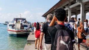 Wisatawan bersiap naik kapal cepat di Pelabuhan Padang Bai