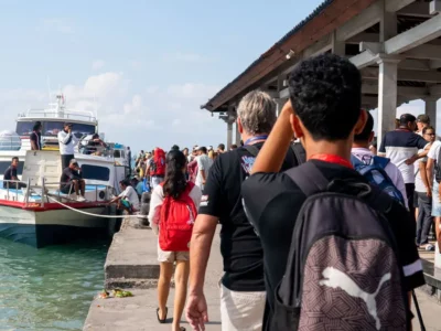 Wisatawan bersiap naik kapal cepat di Pelabuhan Padang Bai