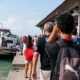 Wisatawan bersiap naik kapal cepat di Pelabuhan Padang Bai