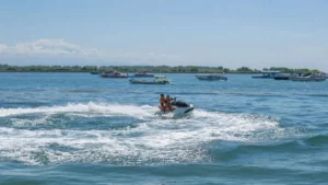 Wisatawan menikmati aktivitas jet ski di pantai Bali.