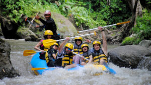 Wisatawan menikmati keseruan rafting di sungai Bali yang menantang.