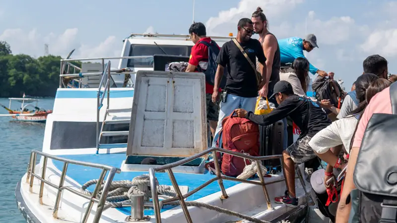 Pelabuhan Padang Bai dengan kapal cepat dan wisatawan.