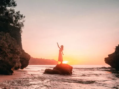 pemandangan matahari terbenam di pantai bali