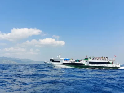 Sebuah kapal cepat melaju melintasi perairan biru jernih dari Bali menuju Gili Trawangan.