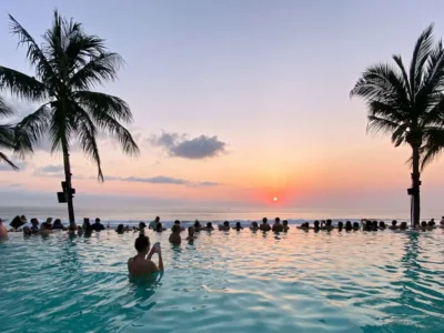 Sunset di Kolam Renang Potato Head Beach Club, Pantai Petitenget