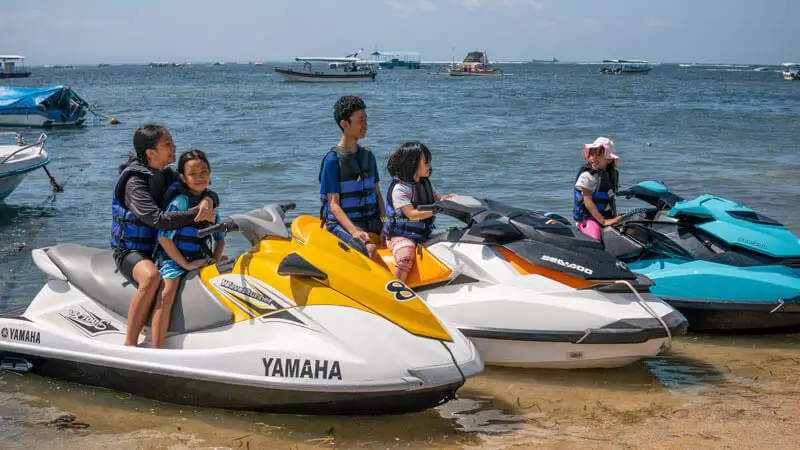 Keluarga menikmati aktivitas jet ski di Tanjung Benoa.