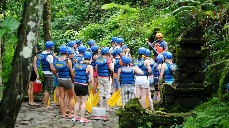 Wisatawan menerima briefing keselamatan sebelum rafting di Sungai Ayung, Bali - FAQ Bali Water Sports