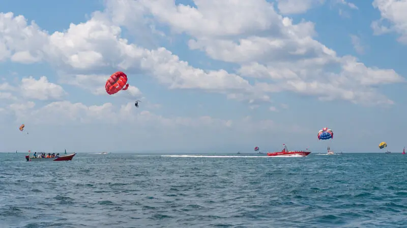 Wisatawan menikmati parasailing di Tanjung Benoa Bali