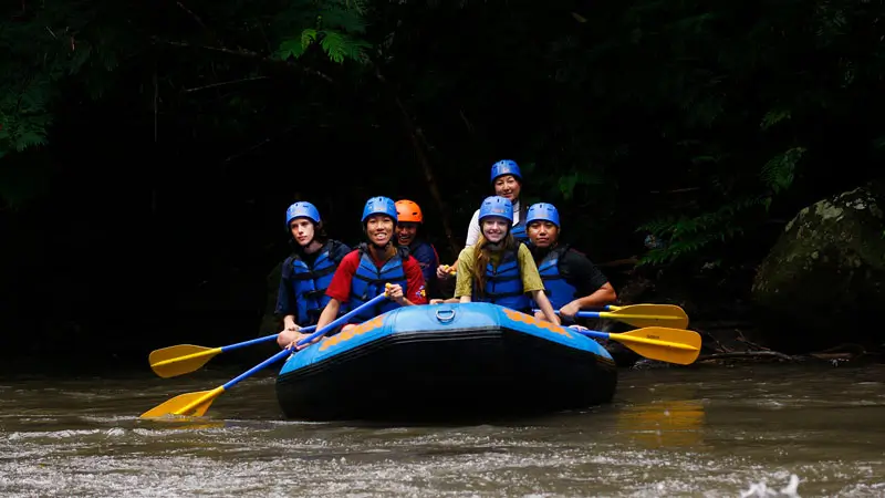 Arung jeram ramah keluarga di Sungai Ayung dengan jeram Kelas II-III.