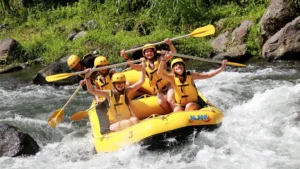 Wisatawan rafting di Sungai Telaga Waja Bali dengan arus menantang.